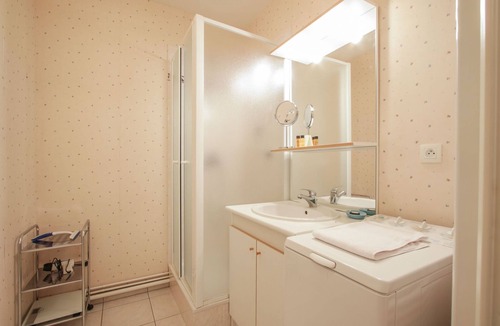 Bayeux Apartment | Classy Apartment in Bayeux with Heating Facility