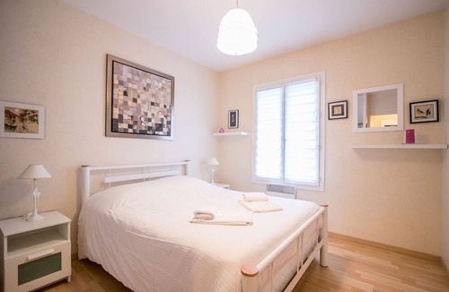 Bayeux Apartment | Classy Apartment in Bayeux with Heating Facility