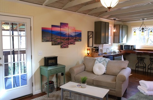 Laurel Ridge Cabin | Classy Cabin with Private Deck on the Mountain