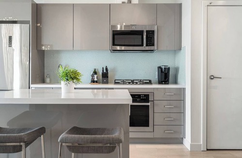 Connaught Apartment | Classy & Comfortable Sub-Penthouse w Pool, AC