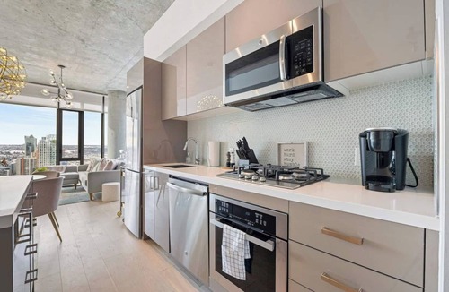 Connaught Apartment | Classy & Comfortable Sub-Penthouse w Pool, AC