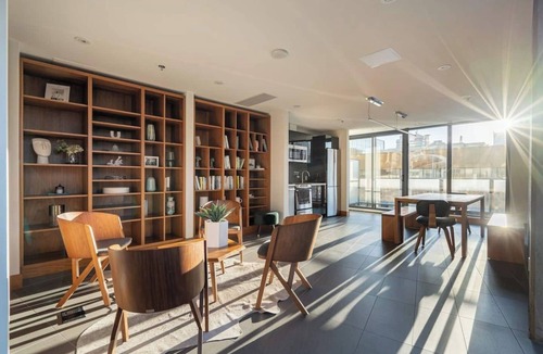Connaught Apartment | Classy & Comfortable Sub-Penthouse w Pool, AC
