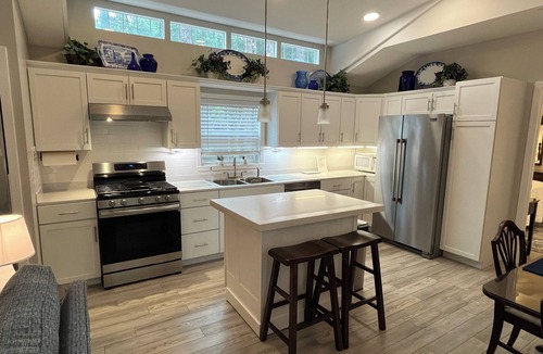 Fort Valley House | Classy cottage in wooded setting. Easy access to I75, RAFB, Ft Valley and Macon.