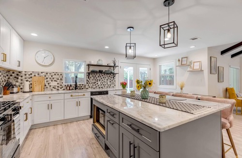 Austin House | Classy & Cozy 3BD 2Bath w Office in HIP South Austin