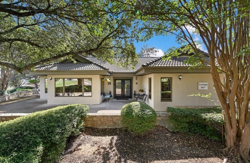 Barton Creek Lakeside Cottage | Classy, Cozy and That View! Barton Creek Lakeside - a private country club