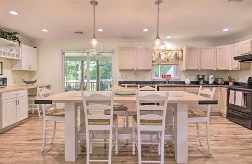 Jamesport House | Classy Getaway w/Deck & Yard < 1 Mi to Beach