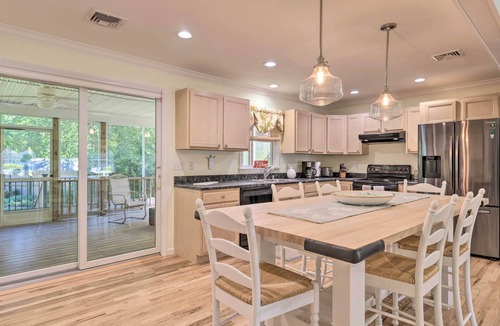 Jamesport House | Classy Getaway w/Deck & Yard < 1 Mi to Beach