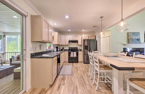 Jamesport House | Classy Getaway w/Deck & Yard < 1 Mi to Beach