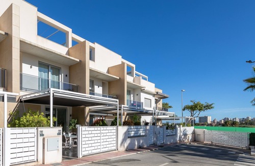 Guardamar del Segura House | Classy Holiday Home with Sauna, Pool, Air Conditioning & Wi-Fi