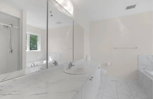 Hagersville House | Classy Home Near Beach & Airportnn