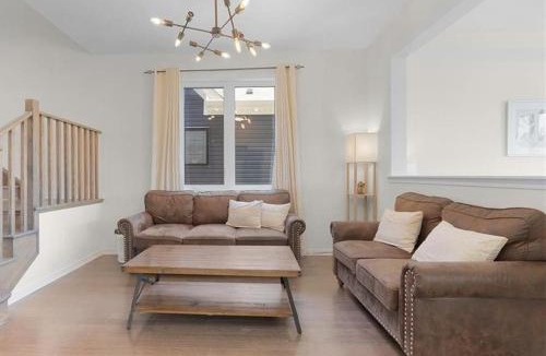 Hagersville House | Classy Home Near Beach & Airport