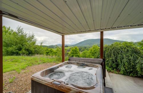 West Jefferson House | Classy Home w/Hot Tub + Mt. Jefferson Views!