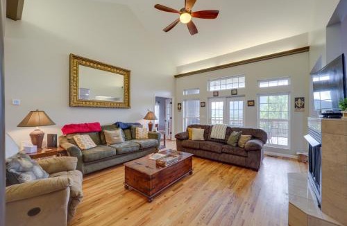 West Jefferson House | Classy Home with Hot Tub and Mt Jefferson Views!