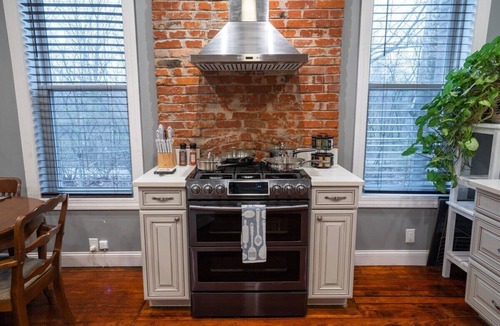 The Gate Apartment | Classy Midtown 2BR, King Master