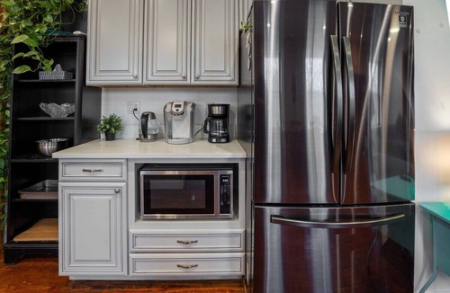 The Gate Apartment | Classy Midtown 2BR, King Master
