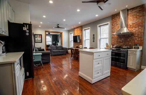 The Gate Apartment | Classy Midtown 2BR, King Master