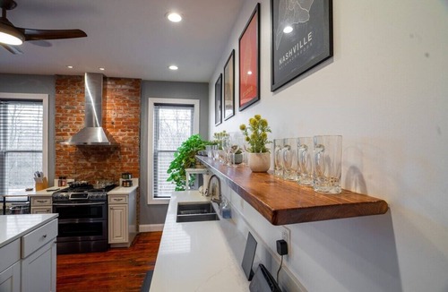 The Gate Apartment | Classy Midtown 2BR, King Master