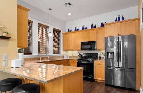 Saratoga Springs Condo | Classy Open Concept Condo!