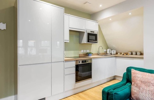 West Cliff Apartment | Classy Seaside 1-Bed Apt w/Free Gym & Parking