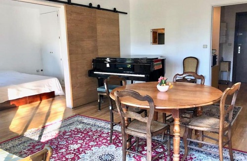 Fontainebleau Apartment | Classy unit in Fontainebleau