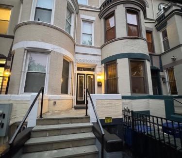 Columbia Heights House | Classy Victorian Brownstone Subway Shopping