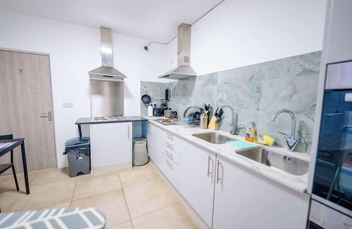 Roath Apartment | Claude Road Studio + Hot Tub Access