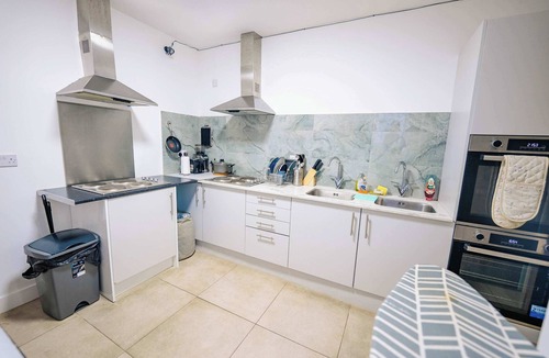 Roath Apartment | Claude Road Studio + Hot Tub Access