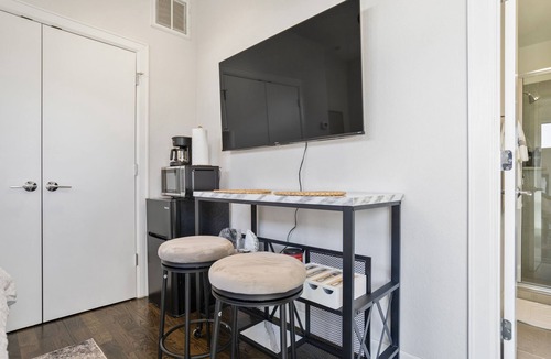 East Downtown Houston Apartment | Clay studio in EADO - 0.6 km from FIFA Fan Fest