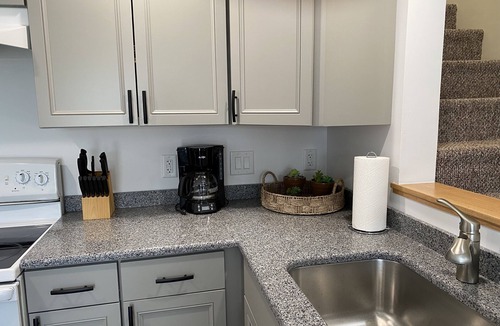 Clayton Apartment | Clayton #3 Cozy, Clean, and Convenient Apartment