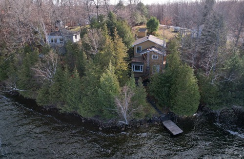 Lanark Highlands House | Clayton Lake Waterfront Cottage With Spectacular View & Games Room