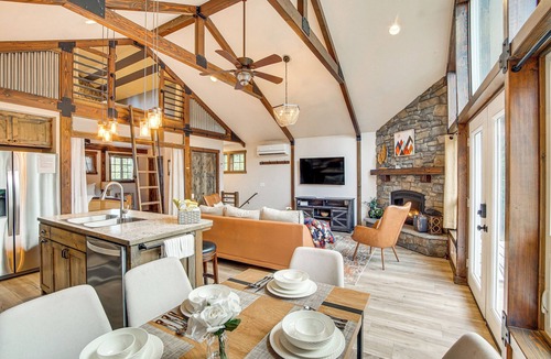 Cle Elum Cottage | Cle Elum Cabin w/Hot Tub, Fire Pit & Deck!