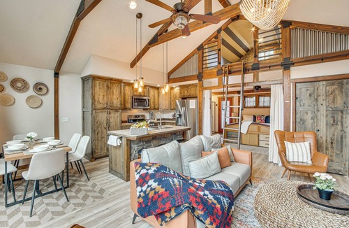 Cle Elum Cottage | Cle Elum Cabin w/Hot Tub, Fire Pit & Deck!