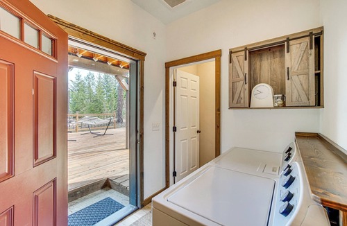 Cle Elum Cottage | Cle Elum Cabin w/Hot Tub, Fire Pit & Deck!