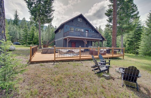 Cle Elum Cottage | Cle Elum Cabin w/Hot Tub, Fire Pit & Deck!