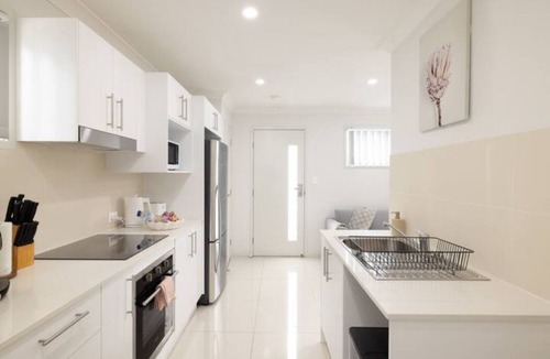 Rocklea Apartment | Clean 1 Bdr Apt w/AC & Kitchen | Parking | 139AF1