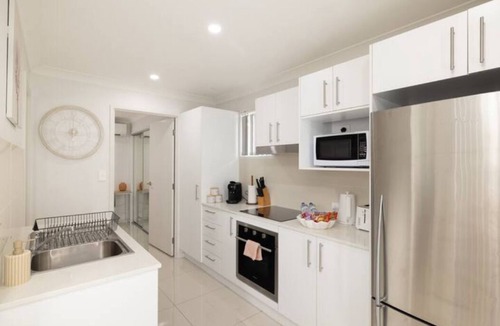 Rocklea Apartment | Clean 1 Bdr Apt w/AC & Kitchen | Parking | 139AF1