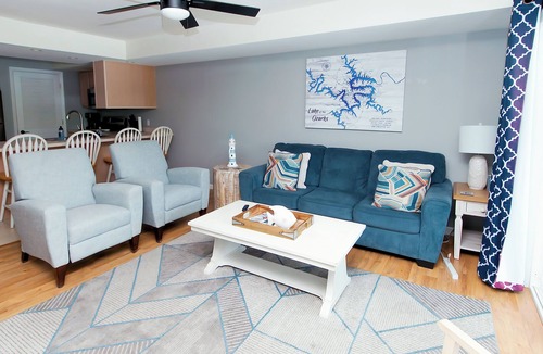 Lakeland Condo | Clean 2BD 2BA Condo w Slip - 5 Minutes to Bagnell Dam! Plus Pool & Swim Dock!
