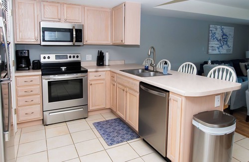 Lakeland Condo | Clean 2BD 2BA Condo w Slip - 5 Minutes to Bagnell Dam! Plus Pool & Swim Dock!