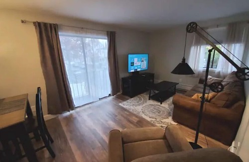 East Somerville Apartment | Clean 3 Bed Apartment near Boston +Free Parking