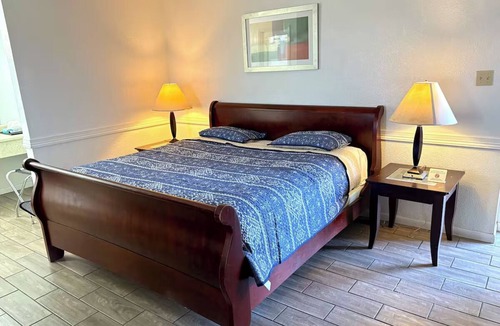 Victoria Hotel | Clean & Affordable Pet-Friendly Room w/Free Parking