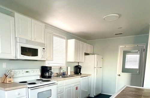 Ocean Cay Cottage | CLEAN AND BRIGHT BEACHFRONT COTTAGE. PERFECT FOR SMALL FAMILIES!