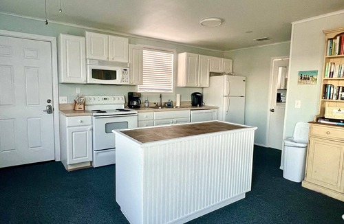 Ocean Cay Cottage | CLEAN AND BRIGHT BEACHFRONT COTTAGE. PERFECT FOR SMALL FAMILIES!