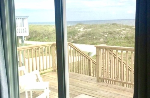 Ocean Cay Cottage | CLEAN AND BRIGHT BEACHFRONT COTTAGE. PERFECT FOR SMALL FAMILIES!