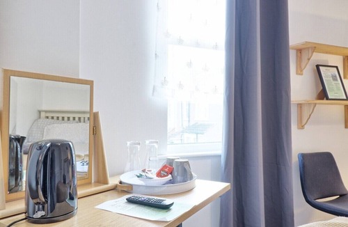 Westcliff-on-Sea Apartment | Clean and comfy 4 bedroom house