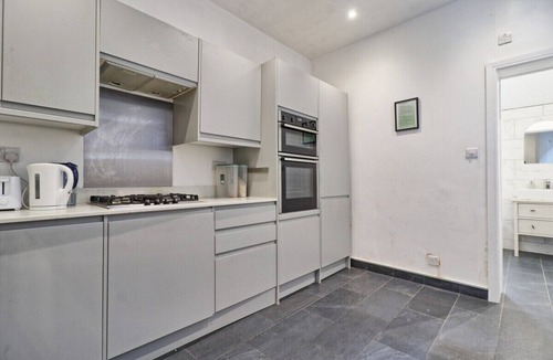 Westcliff-on-Sea Apartment | Clean and comfy 4 bedroom house