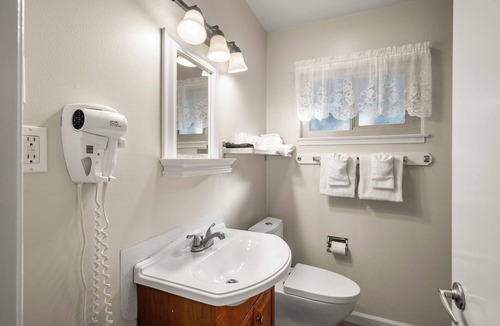 Glencoe Hotel | Clean and Comfortable Lodge Room 18 with Extra Amenities (queen, pet-friendly)