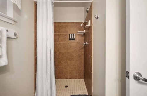 Glencoe Hotel | Clean and Comfortable Lodge Room 17 with Extra Amenities (queen, pet-friendly)