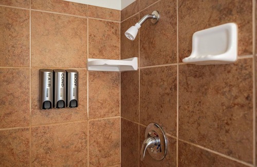 Glencoe Hotel | Clean and Comfortable Lodge Room 6 with Extra Amenities (queen, no pets)