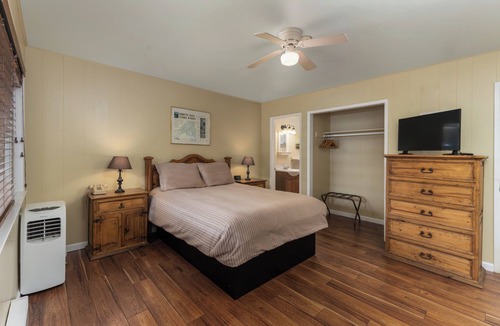 Glencoe Hotel | Clean and Comfortable Lodge Room 7 with Extra Amenities (queen, no pets)