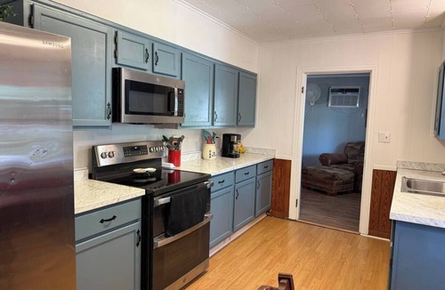 Pineland House | Clean and comfortable home near downtown Pineland.